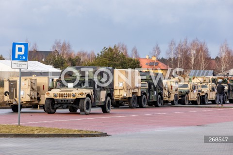  07.02.2022 JASIONKA<br />
PRZYLOT AMERYKANSKICH ZOLNIERZY Z 82. DYWIZJI POWIETRZNODESANTOWEJ Z KAROLINY POLNOCNEJ <br />
N/Z SPRZET WOJSKOWY AMERYKANSKIEJ ARMII NA PARKINGU PRZY CENTRUM WYSTAWIENNICZO - KONGRESOWYM G2A ARENA W JASIONCE<br />
 