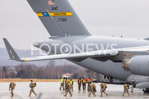  07.02.2022 LOTNISKO RZESZOW JASIONKA <br />
PRZYLOT AMERYKANSKICH ZOLNIERZY Z 82. DYWIZJI POWIETRZNODESANTOWEJ Z KAROLINY POLNOCNEJ <br />
N/Z UZBROJENI AMERYKANSCY ZOLNIERZE WOJSKOWY AMERYKANSKI SAMOLOT BOEING C-17 GLOBEMASTER <br />
 