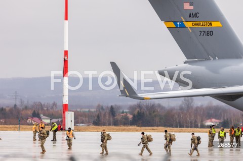  07.02.2022 LOTNISKO RZESZOW JASIONKA <br />
PRZYLOT AMERYKANSKICH ZOLNIERZY Z 82. DYWIZJI POWIETRZNODESANTOWEJ Z KAROLINY POLNOCNEJ <br />
N/Z UZBROJENI AMERYKANSCY ZOLNIERZE WOJSKOWY AMERYKANSKI SAMOLOT BOEING C-17 GLOBEMASTER <br />
 