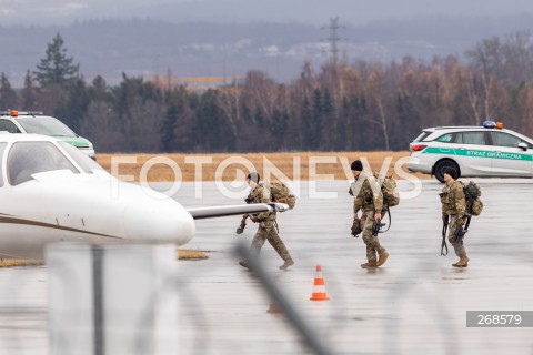  07.02.2022 LOTNISKO RZESZOW JASIONKA <br />
PRZYLOT AMERYKANSKICH ZOLNIERZY Z 82. DYWIZJI POWIETRZNODESANTOWEJ Z KAROLINY POLNOCNEJ <br />
N/Z UZBROJENI AMERYKANSCY ZOLNIERZE WOJSKOWY AMERYKANSKI SAMOLOT BOEING C-17 GLOBEMASTER <br />
 