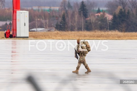  07.02.2022 LOTNISKO RZESZOW JASIONKA <br />
PRZYLOT AMERYKANSKICH ZOLNIERZY Z 82. DYWIZJI POWIETRZNODESANTOWEJ Z KAROLINY POLNOCNEJ <br />
N/Z UZBROJENI AMERYKANSCY ZOLNIERZE WOJSKOWY AMERYKANSKI SAMOLOT BOEING C-17 GLOBEMASTER <br />
 