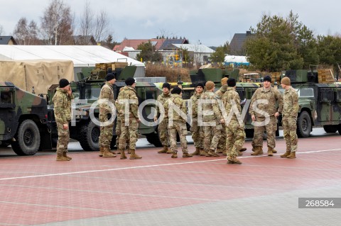  07.02.2022 JASIONKA<br />
PRZYLOT AMERYKANSKICH ZOLNIERZY Z 82. DYWIZJI POWIETRZNODESANTOWEJ Z KAROLINY POLNOCNEJ <br />
N/Z AMERYKANSCY ZOLNIERZE I SPRZET WOJSKOWY AMERYKANSKIEJ ARMII NA PARKINGU PRZY CENTRUM WYSTAWIENNICZO - KONGRESOWYM G2A ARENA W JASIONCE<br />
 