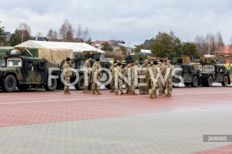  07.02.2022 JASIONKA<br />
PRZYLOT AMERYKANSKICH ZOLNIERZY Z 82. DYWIZJI POWIETRZNODESANTOWEJ Z KAROLINY POLNOCNEJ <br />
N/Z AMERYKANSCY ZOLNIERZE I SPRZET WOJSKOWY AMERYKANSKIEJ ARMII NA PARKINGU PRZY CENTRUM WYSTAWIENNICZO - KONGRESOWYM G2A ARENA W JASIONCE<br />
 