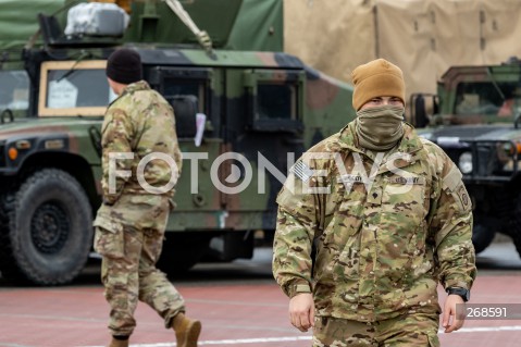  07.02.2022 JASIONKA<br />
PRZYLOT AMERYKANSKICH ZOLNIERZY Z 82. DYWIZJI POWIETRZNODESANTOWEJ Z KAROLINY POLNOCNEJ <br />
N/Z AMERYKANSCY ZOLNIERZE I SPRZET WOJSKOWY AMERYKANSKIEJ ARMII NA PARKINGU PRZY CENTRUM WYSTAWIENNICZO - KONGRESOWYM G2A ARENA W JASIONCE<br />
 