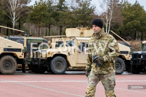  07.02.2022 JASIONKA<br />
PRZYLOT AMERYKANSKICH ZOLNIERZY Z 82. DYWIZJI POWIETRZNODESANTOWEJ Z KAROLINY POLNOCNEJ <br />
N/Z AMERYKANSKI ZOLNIERZ I SPRZET WOJSKOWY AMERYKANSKIEJ ARMII NA PARKINGU PRZY CENTRUM WYSTAWIENNICZO - KONGRESOWYM G2A ARENA W JASIONCE<br />
 