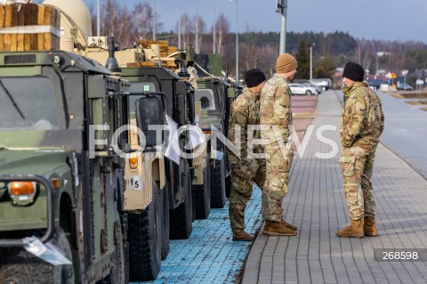  07.02.2022 JASIONKA<br />
PRZYLOT AMERYKANSKICH ZOLNIERZY Z 82. DYWIZJI POWIETRZNODESANTOWEJ Z KAROLINY POLNOCNEJ <br />
N/Z AMERYKANSCY ZOLNIERZE I SPRZET WOJSKOWY AMERYKANSKIEJ ARMII NA PARKINGU PRZY CENTRUM WYSTAWIENNICZO - KONGRESOWYM G2A ARENA W JASIONCE<br />
 