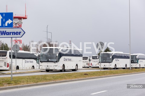  07.02.2022 JASIONKA<br />
PRZYLOT AMERYKANSKICH ZOLNIERZY Z 82. DYWIZJI POWIETRZNODESANTOWEJ Z KAROLINY POLNOCNEJ <br />
N/Z AUTOKARY PRZY LOTNISKU OCZEKUJACE NA ZOLNIERZY Z USA <br />
 