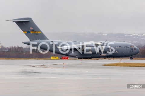  07.02.2022 LOTNISKO RZESZOW JASIONKA <br />
PRZYLOT AMERYKANSKICH ZOLNIERZY Z 82. DYWIZJI POWIETRZNODESANTOWEJ Z KAROLINY POLNOCNEJ <br />
N/Z WOJSKOWY AMERYKANSKI SAMOLOT BOEING C-17 GLOBEMASTER <br />
 