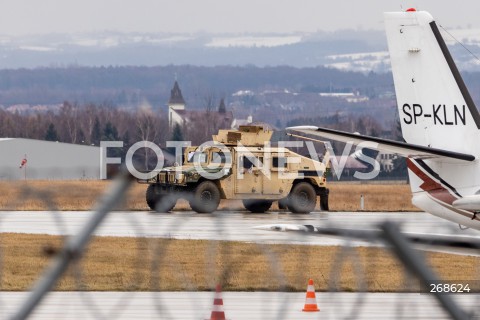  07.02.2022 LOTNISKO RZESZOW JASIONKA <br />
PRZYLOT AMERYKANSKICH ZOLNIERZY Z 82. DYWIZJI POWIETRZNODESANTOWEJ Z KAROLINY POLNOCNEJ <br />
N/Z WOJSKOWY AMERYKANSKI SAMOLOT BOEING C-17 GLOBEMASTER ROZLADUNEK WYLADUNEK SAMOCHOD HUMVEE HMMWV<br />
 