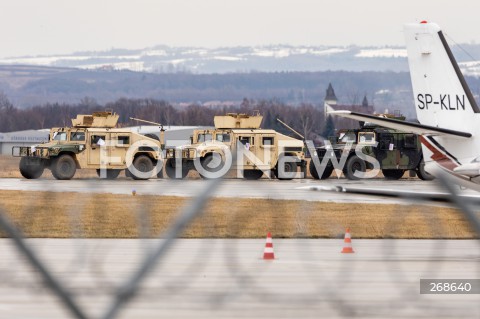  07.02.2022 LOTNISKO RZESZOW JASIONKA <br />
PRZYLOT AMERYKANSKICH ZOLNIERZY Z 82. DYWIZJI POWIETRZNODESANTOWEJ Z KAROLINY POLNOCNEJ <br />
N/Z WOJSKOWY AMERYKANSKI SAMOLOT BOEING C-17 GLOBEMASTER ROZLADUNEK WYLADUNEK SAMOCHOD HUMVEE HMMWV<br />
 