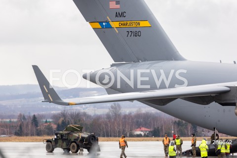  07.02.2022 LOTNISKO RZESZOW JASIONKA <br />
PRZYLOT AMERYKANSKICH ZOLNIERZY Z 82. DYWIZJI POWIETRZNODESANTOWEJ Z KAROLINY POLNOCNEJ <br />
N/Z WOJSKOWY AMERYKANSKI SAMOLOT BOEING C-17 GLOBEMASTER ROZLADUNEK WYLADUNEK SAMOCHOD HUMVEE HMMWV<br />
 