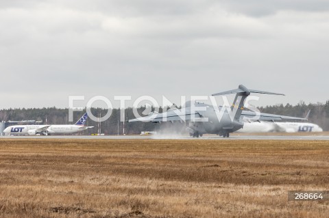  08.02.2022 LOTNISKO RZESZOW JASIONKA <br />
PRZYLOT AMERYKANSKICH ZOLNIERZY Z 82. DYWIZJI POWIETRZNODESANTOWEJ Z KAROLINY POLNOCNEJ <br />
<br />
Arrival of American soldiers from 82nd Airborne Division from North Carolina in Poland (Rzeszow Airport)<br />
<br />
N/Z DWA SAMOLOTY WOJSKOWE WOJSKOWY AMERYKANSKI SAMOLOT TRANSPORTOWY BOEING C-17 GLOBEMASTER <br />
 