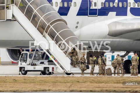  08.02.2022 LOTNISKO RZESZOW JASIONKA <br />
PRZYLOT AMERYKANSKICH ZOLNIERZY Z 82. DYWIZJI POWIETRZNODESANTOWEJ Z KAROLINY POLNOCNEJ <br />
<br />
Arrival of American soldiers from 82nd Airborne Division from North Carolina in Poland (Rzeszow Airport)<br />
<br />
N/Z AMERYKANSCY ZOLNIERZE Z BRONIA WYSIADAJACY SAMOLOTU <br />
 