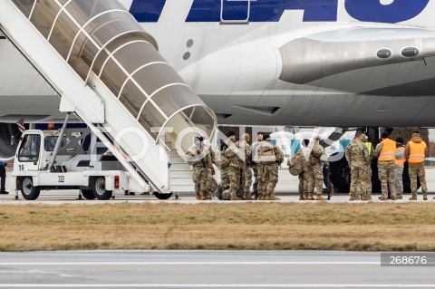  08.02.2022 LOTNISKO RZESZOW JASIONKA <br />
PRZYLOT AMERYKANSKICH ZOLNIERZY Z 82. DYWIZJI POWIETRZNODESANTOWEJ Z KAROLINY POLNOCNEJ <br />
<br />
Arrival of American soldiers from 82nd Airborne Division from North Carolina in Poland (Rzeszow Airport)<br />
<br />
N/Z AMERYKANSCY ZOLNIERZE Z BRONIA WYSIADAJACY SAMOLOTU <br />
 