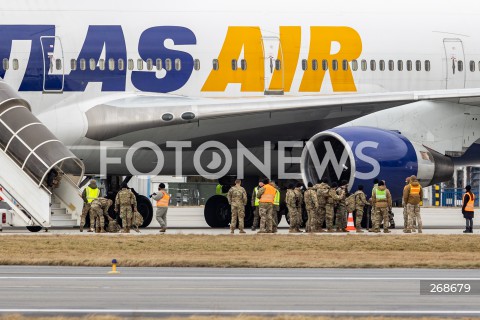  08.02.2022 LOTNISKO RZESZOW JASIONKA <br />
PRZYLOT AMERYKANSKICH ZOLNIERZY Z 82. DYWIZJI POWIETRZNODESANTOWEJ Z KAROLINY POLNOCNEJ <br />
<br />
Arrival of American soldiers from 82nd Airborne Division from North Carolina in Poland (Rzeszow Airport)<br />
<br />
N/Z AMERYKANSCY ZOLNIERZE Z BRONIA WYSIADAJACY SAMOLOTU <br />
 