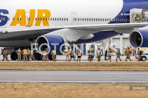  08.02.2022 LOTNISKO RZESZOW JASIONKA <br />
PRZYLOT AMERYKANSKICH ZOLNIERZY Z 82. DYWIZJI POWIETRZNODESANTOWEJ Z KAROLINY POLNOCNEJ <br />
<br />
Arrival of American soldiers from 82nd Airborne Division from North Carolina in Poland (Rzeszow Airport)<br />
<br />
N/Z AMERYKANSCY ZOLNIERZE Z BRONIA WYSIADAJACY SAMOLOTU <br />
 