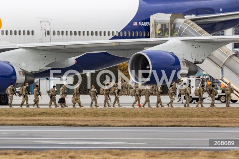  08.02.2022 LOTNISKO RZESZOW JASIONKA <br />
PRZYLOT AMERYKANSKICH ZOLNIERZY Z 82. DYWIZJI POWIETRZNODESANTOWEJ Z KAROLINY POLNOCNEJ <br />
<br />
Arrival of American soldiers from 82nd Airborne Division from North Carolina in Poland (Rzeszow Airport)<br />
<br />
N/Z AMERYKANSCY ZOLNIERZE Z BRONIA WYSIADAJACY SAMOLOTU <br />
 