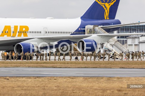  08.02.2022 LOTNISKO RZESZOW JASIONKA <br />
PRZYLOT AMERYKANSKICH ZOLNIERZY Z 82. DYWIZJI POWIETRZNODESANTOWEJ Z KAROLINY POLNOCNEJ <br />
<br />
Arrival of American soldiers from 82nd Airborne Division from North Carolina in Poland (Rzeszow Airport)<br />
<br />
N/Z AMERYKANSCY ZOLNIERZE Z BRONIA WYSIADAJACY SAMOLOTU <br />
 