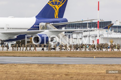  08.02.2022 LOTNISKO RZESZOW JASIONKA <br />
PRZYLOT AMERYKANSKICH ZOLNIERZY Z 82. DYWIZJI POWIETRZNODESANTOWEJ Z KAROLINY POLNOCNEJ <br />
<br />
Arrival of American soldiers from 82nd Airborne Division from North Carolina in Poland (Rzeszow Airport)<br />
<br />
N/Z AMERYKANSCY ZOLNIERZE Z BRONIA WYSIADAJACY SAMOLOTU <br />
 