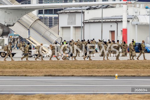  08.02.2022 LOTNISKO RZESZOW JASIONKA <br />
PRZYLOT AMERYKANSKICH ZOLNIERZY Z 82. DYWIZJI POWIETRZNODESANTOWEJ Z KAROLINY POLNOCNEJ <br />
<br />
Arrival of American soldiers from 82nd Airborne Division from North Carolina in Poland (Rzeszow Airport)<br />
<br />
N/Z AMERYKANSCY ZOLNIERZE Z BRONIA WYSIADAJACY SAMOLOTU <br />
 