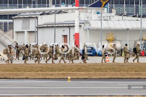  08.02.2022 LOTNISKO RZESZOW JASIONKA <br />
PRZYLOT AMERYKANSKICH ZOLNIERZY Z 82. DYWIZJI POWIETRZNODESANTOWEJ Z KAROLINY POLNOCNEJ <br />
<br />
Arrival of American soldiers from 82nd Airborne Division from North Carolina in Poland (Rzeszow Airport)<br />
<br />
N/Z AMERYKANSCY ZOLNIERZE Z BRONIA WYSIADAJACY SAMOLOTU <br />
 