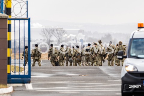  08.02.2022 LOTNISKO RZESZOW JASIONKA <br />
PRZYLOT AMERYKANSKICH ZOLNIERZY Z 82. DYWIZJI POWIETRZNODESANTOWEJ Z KAROLINY POLNOCNEJ <br />
<br />
Arrival of American soldiers from 82nd Airborne Division from North Carolina in Poland (Rzeszow Airport)<br />
<br />
N/Z AMERYKANSCY ZOLNIERZE Z BRONIA NA PLYCIE LOTNISKA W RZESZOWIE<br />
 