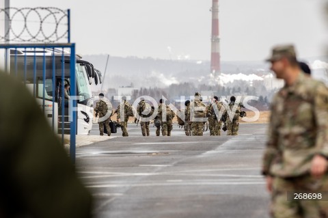  08.02.2022 LOTNISKO RZESZOW JASIONKA <br />
PRZYLOT AMERYKANSKICH ZOLNIERZY Z 82. DYWIZJI POWIETRZNODESANTOWEJ Z KAROLINY POLNOCNEJ <br />
<br />
Arrival of American soldiers from 82nd Airborne Division from North Carolina in Poland (Rzeszow Airport)<br />
<br />
N/Z AMERYKANSCY ZOLNIERZE Z BRONIA NA PLYCIE LOTNISKA W RZESZOWIE<br />
 