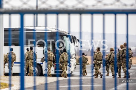  08.02.2022 LOTNISKO RZESZOW JASIONKA <br />
PRZYLOT AMERYKANSKICH ZOLNIERZY Z 82. DYWIZJI POWIETRZNODESANTOWEJ Z KAROLINY POLNOCNEJ <br />
<br />
Arrival of American soldiers from 82nd Airborne Division from North Carolina in Poland (Rzeszow Airport)<br />
<br />
N/Z AMERYKANSCY ZOLNIERZE Z BRONIA WSIADAJACY DO AUTOKAROW <br />
 