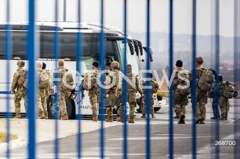  08.02.2022 LOTNISKO RZESZOW JASIONKA <br />
PRZYLOT AMERYKANSKICH ZOLNIERZY Z 82. DYWIZJI POWIETRZNODESANTOWEJ Z KAROLINY POLNOCNEJ <br />
<br />
Arrival of American soldiers from 82nd Airborne Division from North Carolina in Poland (Rzeszow Airport)<br />
<br />
N/Z AMERYKANSCY ZOLNIERZE Z BRONIA WSIADAJACY DO AUTOKAROW <br />
 