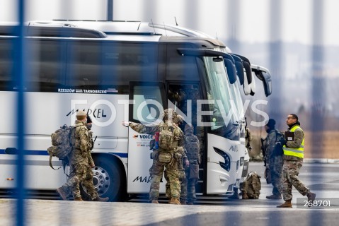  08.02.2022 LOTNISKO RZESZOW JASIONKA <br />
PRZYLOT AMERYKANSKICH ZOLNIERZY Z 82. DYWIZJI POWIETRZNODESANTOWEJ Z KAROLINY POLNOCNEJ <br />
<br />
Arrival of American soldiers from 82nd Airborne Division from North Carolina in Poland (Rzeszow Airport)<br />
<br />
N/Z AMERYKANSCY ZOLNIERZE Z BRONIA WSIADAJACY DO AUTOKAROW <br />
 