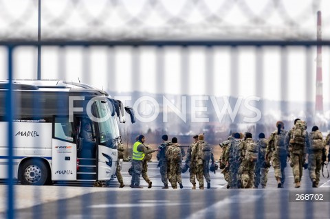  08.02.2022 LOTNISKO RZESZOW JASIONKA <br />
PRZYLOT AMERYKANSKICH ZOLNIERZY Z 82. DYWIZJI POWIETRZNODESANTOWEJ Z KAROLINY POLNOCNEJ <br />
<br />
Arrival of American soldiers from 82nd Airborne Division from North Carolina in Poland (Rzeszow Airport)<br />
<br />
N/Z AMERYKANSCY ZOLNIERZE Z BRONIA WSIADAJACY DO AUTOKAROW <br />
 