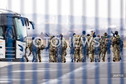  08.02.2022 LOTNISKO RZESZOW JASIONKA <br />
PRZYLOT AMERYKANSKICH ZOLNIERZY Z 82. DYWIZJI POWIETRZNODESANTOWEJ Z KAROLINY POLNOCNEJ <br />
<br />
Arrival of American soldiers from 82nd Airborne Division from North Carolina in Poland (Rzeszow Airport)<br />
<br />
N/Z AMERYKANSCY ZOLNIERZE Z BRONIA WSIADAJACY DO AUTOKAROW <br />
 