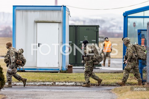  08.02.2022 LOTNISKO RZESZOW JASIONKA <br />
PRZYLOT AMERYKANSKICH ZOLNIERZY Z 82. DYWIZJI POWIETRZNODESANTOWEJ Z KAROLINY POLNOCNEJ <br />
<br />
Arrival of American soldiers from 82nd Airborne Division from North Carolina in Poland (Rzeszow Airport)<br />
<br />
N/Z AMERYKANSCY ZOLNIERZE Z BRONIA NA PLYCIE LOTNISKA W RZESZOWIE<br />
 