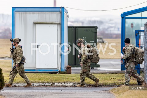  08.02.2022 LOTNISKO RZESZOW JASIONKA <br />
PRZYLOT AMERYKANSKICH ZOLNIERZY Z 82. DYWIZJI POWIETRZNODESANTOWEJ Z KAROLINY POLNOCNEJ <br />
<br />
Arrival of American soldiers from 82nd Airborne Division from North Carolina in Poland (Rzeszow Airport)<br />
<br />
N/Z AMERYKANSCY ZOLNIERZE Z BRONIA NA PLYCIE LOTNISKA W RZESZOWIE<br />
 