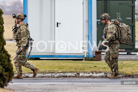  08.02.2022 LOTNISKO RZESZOW JASIONKA <br />
PRZYLOT AMERYKANSKICH ZOLNIERZY Z 82. DYWIZJI POWIETRZNODESANTOWEJ Z KAROLINY POLNOCNEJ <br />
<br />
Arrival of American soldiers from 82nd Airborne Division from North Carolina in Poland (Rzeszow Airport)<br />
<br />
N/Z AMERYKANSCY ZOLNIERZE Z BRONIA NA PLYCIE LOTNISKA W RZESZOWIE<br />
 