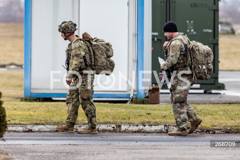  08.02.2022 LOTNISKO RZESZOW JASIONKA <br />
PRZYLOT AMERYKANSKICH ZOLNIERZY Z 82. DYWIZJI POWIETRZNODESANTOWEJ Z KAROLINY POLNOCNEJ <br />
<br />
Arrival of American soldiers from 82nd Airborne Division from North Carolina in Poland (Rzeszow Airport)<br />
<br />
N/Z AMERYKANSCY ZOLNIERZE Z BRONIA NA PLYCIE LOTNISKA W RZESZOWIE<br />
 