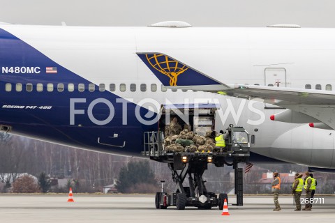  08.02.2022 LOTNISKO RZESZOW JASIONKA <br />
PRZYLOT AMERYKANSKICH ZOLNIERZY Z 82. DYWIZJI POWIETRZNODESANTOWEJ Z KAROLINY POLNOCNEJ <br />
<br />
Arrival of American soldiers from 82nd Airborne Division from North Carolina in Poland (Rzeszow Airport)<br />
<br />
N/Z SAMOLOT BOEING 747 LINII LOTNICZEJ ATLAS AIR KTORYM PRZYLECIELI AMERYKANSCY ZOLNIERZE ROZLADUNEK BAGAZY<br />
 