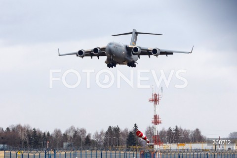  08.02.2022 LOTNISKO RZESZOW JASIONKA <br />
PRZYLOT AMERYKANSKICH ZOLNIERZY Z 82. DYWIZJI POWIETRZNODESANTOWEJ Z KAROLINY POLNOCNEJ <br />
<br />
Arrival of American soldiers from 82nd Airborne Division from North Carolina in Poland (Rzeszow Airport)<br />
<br />
N/Z WOJSKOWY AMERYKANSKI SAMOLOT TRANSPORTOWY BOEING C-17 GLOBEMASTER <br />
 