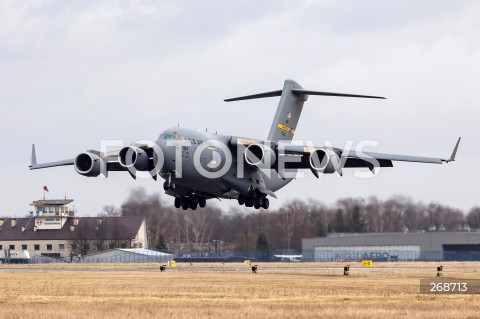  08.02.2022 LOTNISKO RZESZOW JASIONKA <br />
PRZYLOT AMERYKANSKICH ZOLNIERZY Z 82. DYWIZJI POWIETRZNODESANTOWEJ Z KAROLINY POLNOCNEJ <br />
<br />
Arrival of American soldiers from 82nd Airborne Division from North Carolina in Poland (Rzeszow Airport)<br />
<br />
N/Z WOJSKOWY AMERYKANSKI SAMOLOT TRANSPORTOWY BOEING C-17 GLOBEMASTER <br />
 