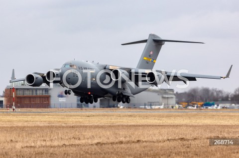  08.02.2022 LOTNISKO RZESZOW JASIONKA <br />
PRZYLOT AMERYKANSKICH ZOLNIERZY Z 82. DYWIZJI POWIETRZNODESANTOWEJ Z KAROLINY POLNOCNEJ <br />
<br />
Arrival of American soldiers from 82nd Airborne Division from North Carolina in Poland (Rzeszow Airport)<br />
<br />
N/Z WOJSKOWY AMERYKANSKI SAMOLOT TRANSPORTOWY BOEING C-17 GLOBEMASTER <br />
 