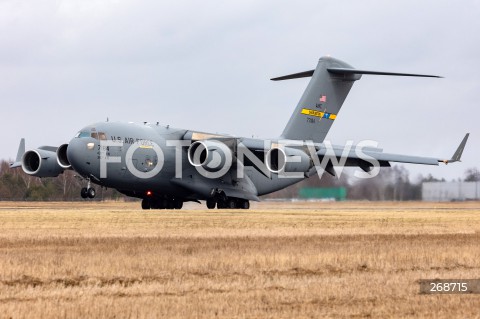  08.02.2022 LOTNISKO RZESZOW JASIONKA <br />
PRZYLOT AMERYKANSKICH ZOLNIERZY Z 82. DYWIZJI POWIETRZNODESANTOWEJ Z KAROLINY POLNOCNEJ <br />
<br />
Arrival of American soldiers from 82nd Airborne Division from North Carolina in Poland (Rzeszow Airport)<br />
<br />
N/Z WOJSKOWY AMERYKANSKI SAMOLOT TRANSPORTOWY BOEING C-17 GLOBEMASTER <br />
 