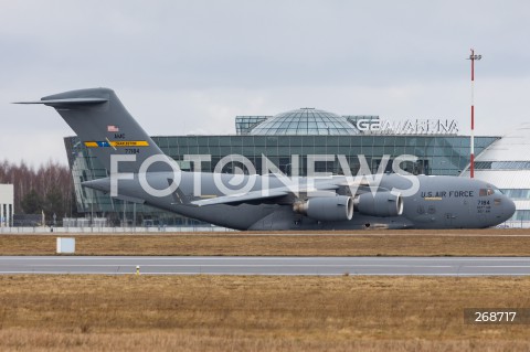  08.02.2022 LOTNISKO RZESZOW JASIONKA <br />
PRZYLOT AMERYKANSKICH ZOLNIERZY Z 82. DYWIZJI POWIETRZNODESANTOWEJ Z KAROLINY POLNOCNEJ <br />
<br />
Arrival of American soldiers from 82nd Airborne Division from North Carolina in Poland (Rzeszow Airport)<br />
<br />
N/Z WOJSKOWY AMERYKANSKI SAMOLOT TRANSPORTOWY BOEING C-17 GLOBEMASTER - W TLE CENTRUM WYSTAWIENNICZO KONGRESOWE W JASIONCE <br />
 