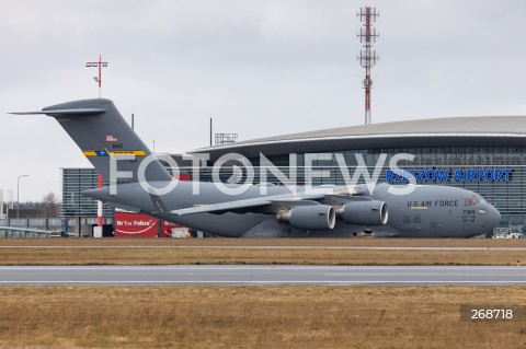  08.02.2022 LOTNISKO RZESZOW JASIONKA <br />
PRZYLOT AMERYKANSKICH ZOLNIERZY Z 82. DYWIZJI POWIETRZNODESANTOWEJ Z KAROLINY POLNOCNEJ <br />
<br />
Arrival of American soldiers from 82nd Airborne Division from North Carolina in Poland (Rzeszow Airport)<br />
<br />
N/Z WOJSKOWY AMERYKANSKI SAMOLOT TRANSPORTOWY BOEING C-17 GLOBEMASTER <br />
 