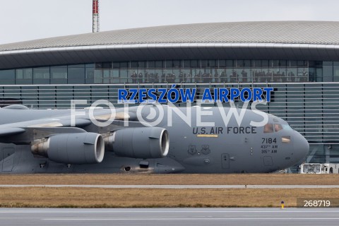  08.02.2022 LOTNISKO RZESZOW JASIONKA <br />
PRZYLOT AMERYKANSKICH ZOLNIERZY Z 82. DYWIZJI POWIETRZNODESANTOWEJ Z KAROLINY POLNOCNEJ <br />
<br />
Arrival of American soldiers from 82nd Airborne Division from North Carolina in Poland (Rzeszow Airport)<br />
<br />
N/Z WOJSKOWY AMERYKANSKI SAMOLOT TRANSPORTOWY BOEING C-17 GLOBEMASTER <br />
 