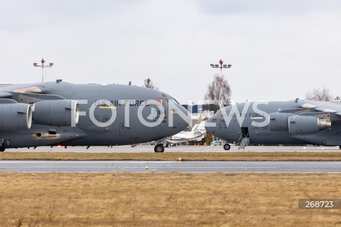  08.02.2022 LOTNISKO RZESZOW JASIONKA <br />
PRZYLOT AMERYKANSKICH ZOLNIERZY Z 82. DYWIZJI POWIETRZNODESANTOWEJ Z KAROLINY POLNOCNEJ <br />
<br />
Arrival of American soldiers from 82nd Airborne Division from North Carolina in Poland (Rzeszow Airport)<br />
<br />
N/Z DWA SAMOLOTY WOJSKOWE WOJSKOWY AMERYKANSKI SAMOLOT TRANSPORTOWY BOEING C-17 GLOBEMASTER <br />
 