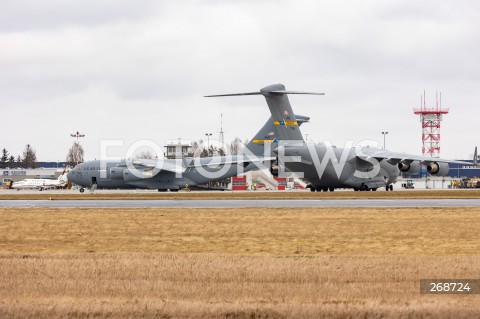  08.02.2022 LOTNISKO RZESZOW JASIONKA <br />
PRZYLOT AMERYKANSKICH ZOLNIERZY Z 82. DYWIZJI POWIETRZNODESANTOWEJ Z KAROLINY POLNOCNEJ <br />
<br />
Arrival of American soldiers from 82nd Airborne Division from North Carolina in Poland (Rzeszow Airport)<br />
<br />
N/Z DWA SAMOLOTY WOJSKOWE WOJSKOWY AMERYKANSKI SAMOLOT TRANSPORTOWY BOEING C-17 GLOBEMASTER <br />
 