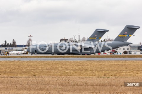  08.02.2022 LOTNISKO RZESZOW JASIONKA <br />
PRZYLOT AMERYKANSKICH ZOLNIERZY Z 82. DYWIZJI POWIETRZNODESANTOWEJ Z KAROLINY POLNOCNEJ <br />
<br />
Arrival of American soldiers from 82nd Airborne Division from North Carolina in Poland (Rzeszow Airport)<br />
<br />
N/Z DWA SAMOLOTY WOJSKOWE WOJSKOWY AMERYKANSKI SAMOLOT TRANSPORTOWY BOEING C-17 GLOBEMASTER <br />
 