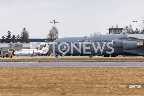  08.02.2022 LOTNISKO RZESZOW JASIONKA <br />
PRZYLOT AMERYKANSKICH ZOLNIERZY Z 82. DYWIZJI POWIETRZNODESANTOWEJ Z KAROLINY POLNOCNEJ <br />
<br />
Arrival of American soldiers from 82nd Airborne Division from North Carolina in Poland (Rzeszow Airport)<br />
<br />
N/Z DWA SAMOLOTY WOJSKOWE WOJSKOWY AMERYKANSKI SAMOLOT TRANSPORTOWY BOEING C-17 GLOBEMASTER <br />
 