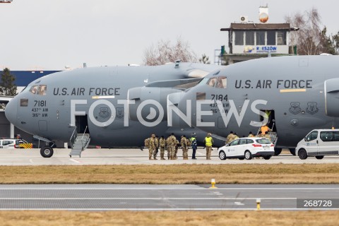  08.02.2022 LOTNISKO RZESZOW JASIONKA <br />
PRZYLOT AMERYKANSKICH ZOLNIERZY Z 82. DYWIZJI POWIETRZNODESANTOWEJ Z KAROLINY POLNOCNEJ <br />
<br />
Arrival of American soldiers from 82nd Airborne Division from North Carolina in Poland (Rzeszow Airport)<br />
<br />
N/Z DWA SAMOLOTY WOJSKOWE WOJSKOWY AMERYKANSKI SAMOLOT TRANSPORTOWY BOEING C-17 GLOBEMASTER ZOLNIERZE <br />
 