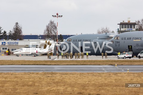  08.02.2022 LOTNISKO RZESZOW JASIONKA <br />
PRZYLOT AMERYKANSKICH ZOLNIERZY Z 82. DYWIZJI POWIETRZNODESANTOWEJ Z KAROLINY POLNOCNEJ <br />
<br />
Arrival of American soldiers from 82nd Airborne Division from North Carolina in Poland (Rzeszow Airport)<br />
<br />
N/Z DWA SAMOLOTY WOJSKOWE WOJSKOWY AMERYKANSKI SAMOLOT TRANSPORTOWY BOEING C-17 GLOBEMASTER ZOLNIERZE <br />
 